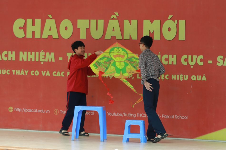 CHÀO TUẦN MỚI 14/4 – CÙNG 8A SINH HOẠT THEO CHỦ ĐỀ “TÔN TRỌNG VÀ GÌN GIỮ BẢN SẮC VĂN HÓA DÂN TỘC”