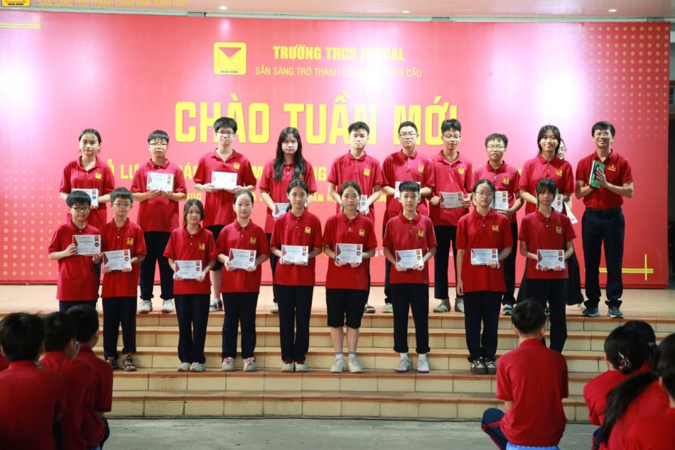 CHÀO TUẦN MỚI 8/9 – KHEN THƯỞNG HỌC SINH TIÊU BIỂU, HS TIẾN BỘ NHIỀU NHẤT THÁNG 8/2025