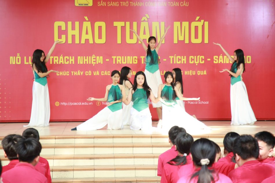 CHÀO TUẦN MỚI 13/10 – CÙNG 8A SINH HOẠT THEO CHỦ ĐỀ “NÓI LỜI CẢM ƠN – LAN TỎA YÊU THƯƠNG”.